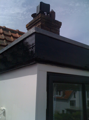 gerepareerde rotte plek in houtwerk afgeschilderd